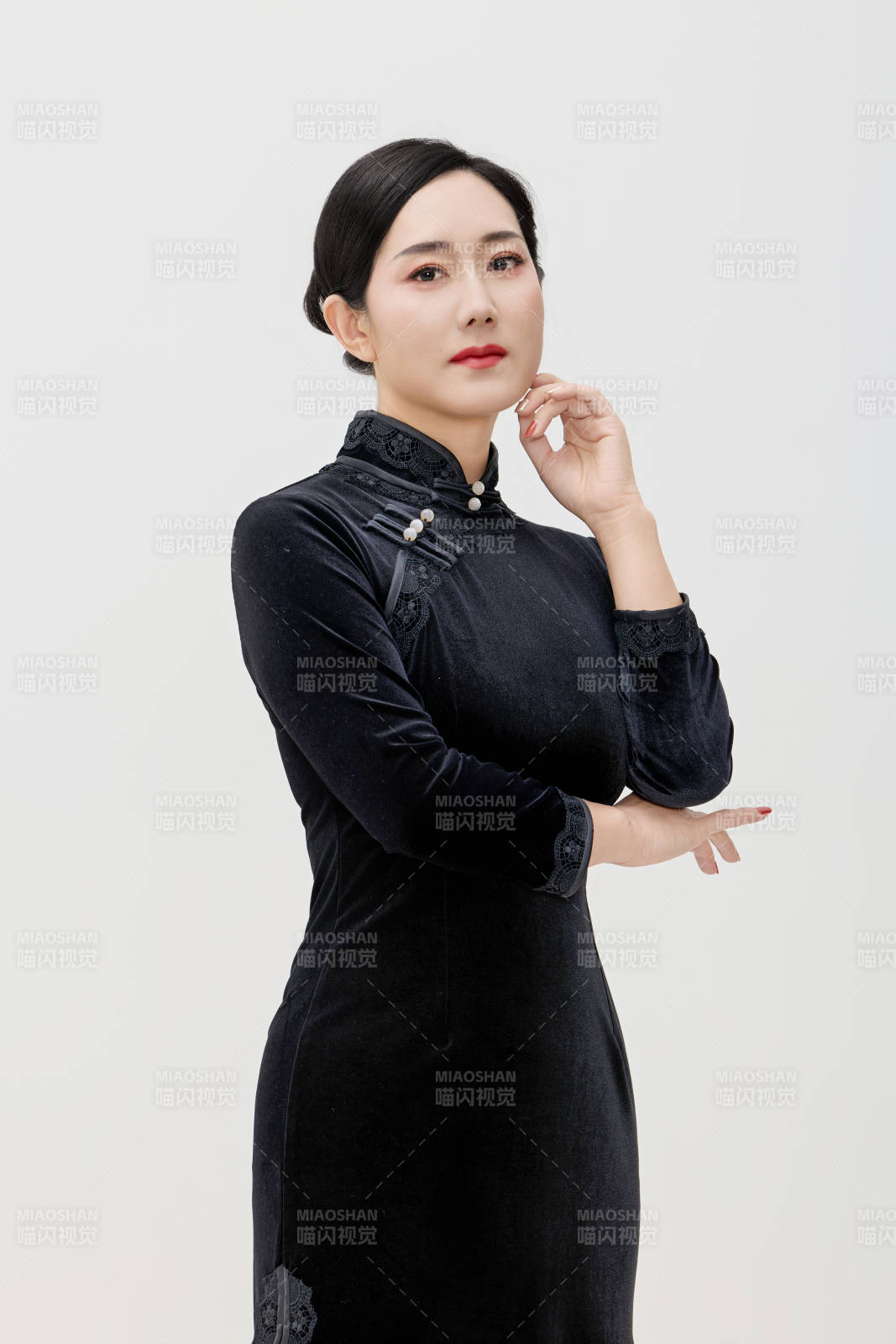 穿着中式旗袍的亚洲成年女性