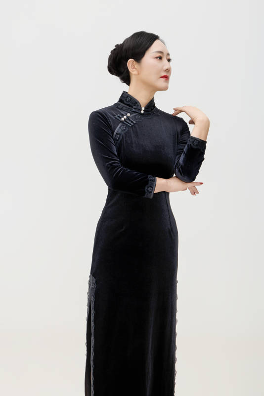 穿着中式旗袍的亚洲成年女性