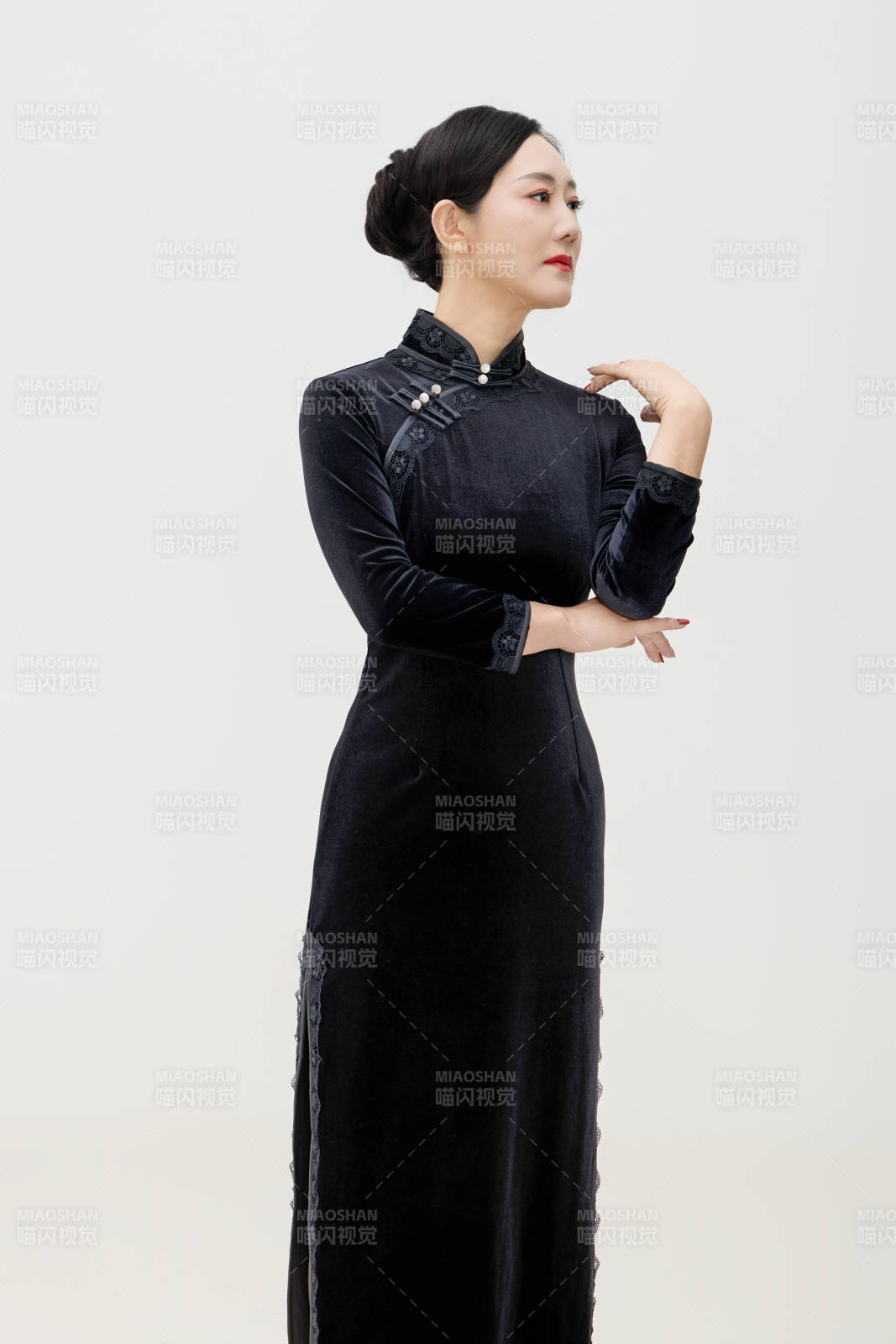 穿着中式旗袍的亚洲成年女性