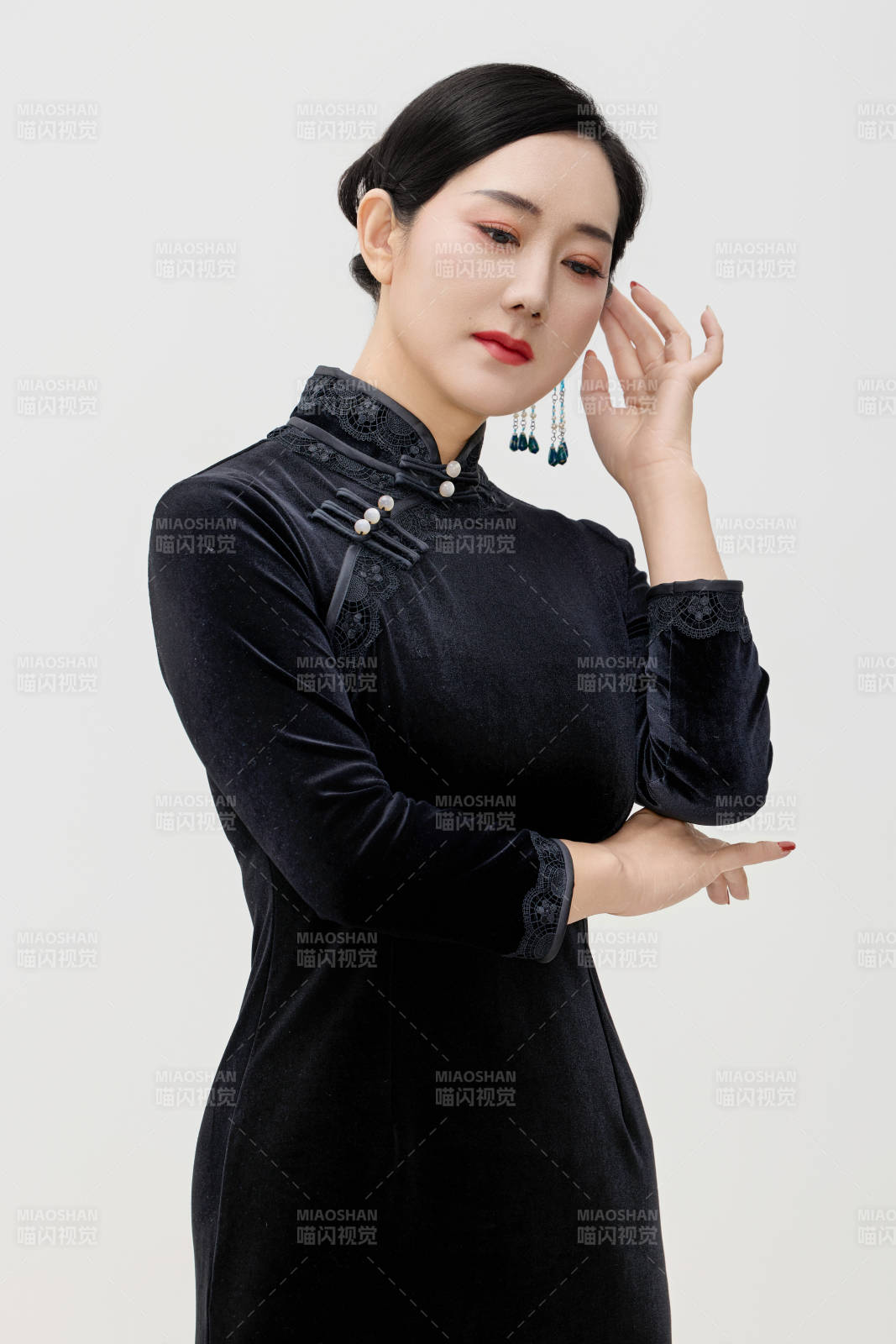 穿着中式旗袍的亚洲成年女性