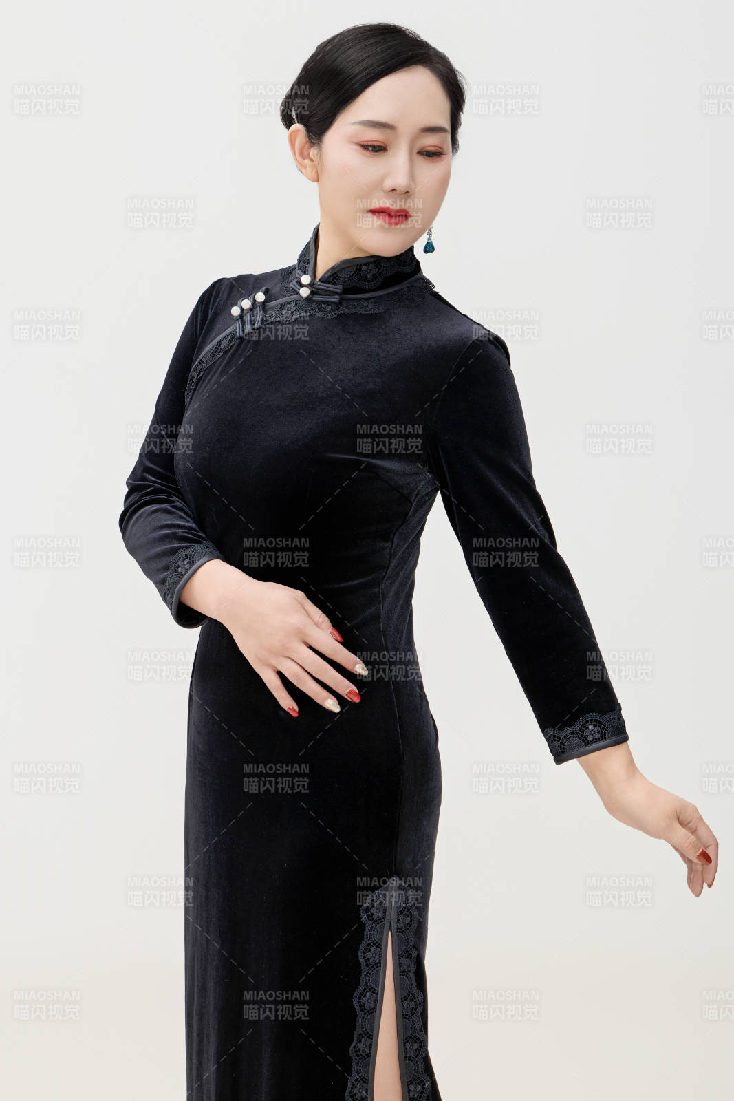 穿着中式旗袍的亚洲成年女性