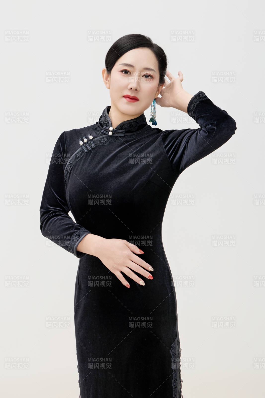 穿着中式旗袍的亚洲成年女性