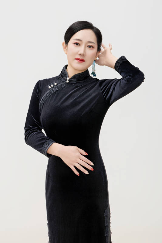 穿着中式旗袍的亚洲成年女性