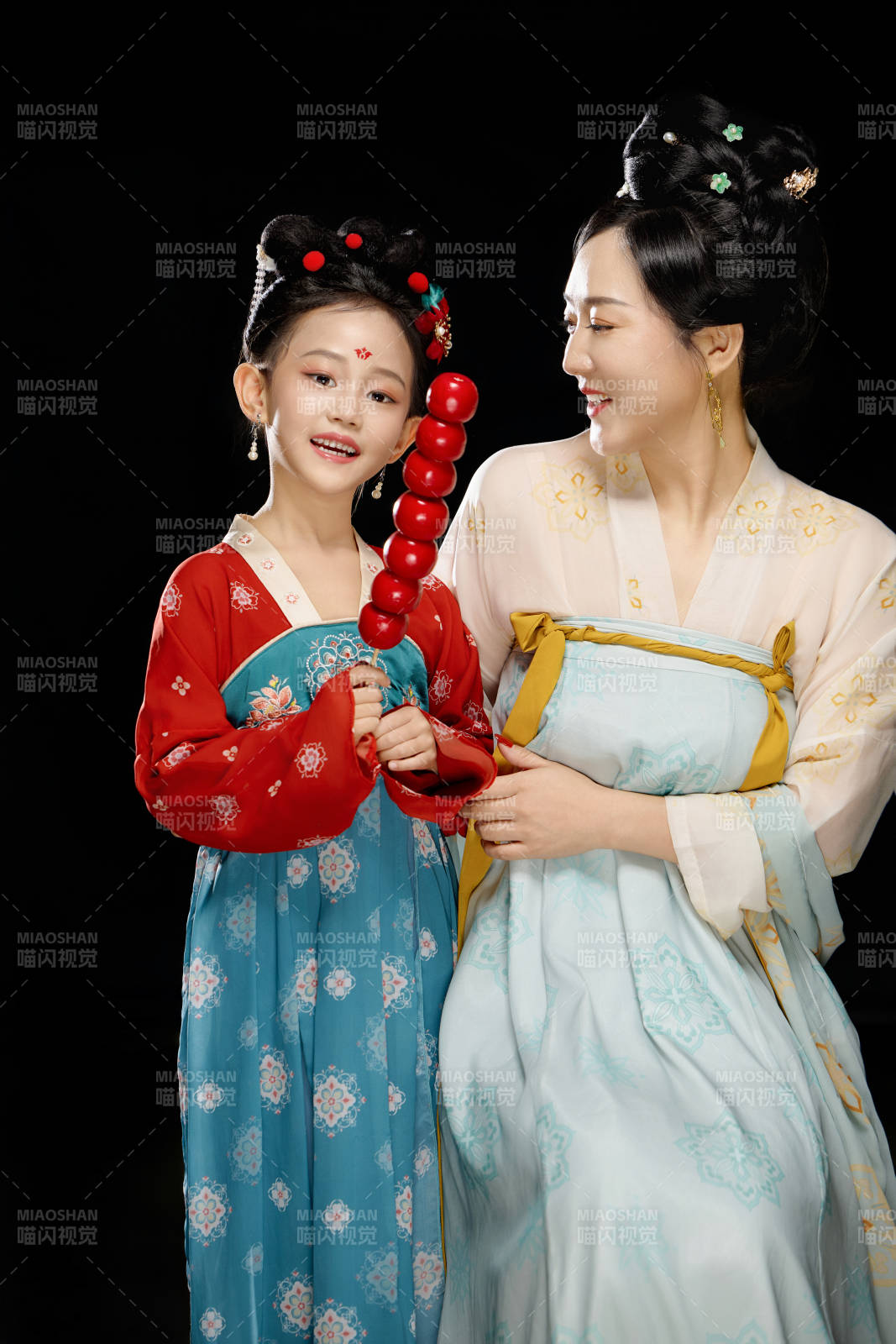 黑色背景下漢服裝扮的中國(guó)母女親子人像