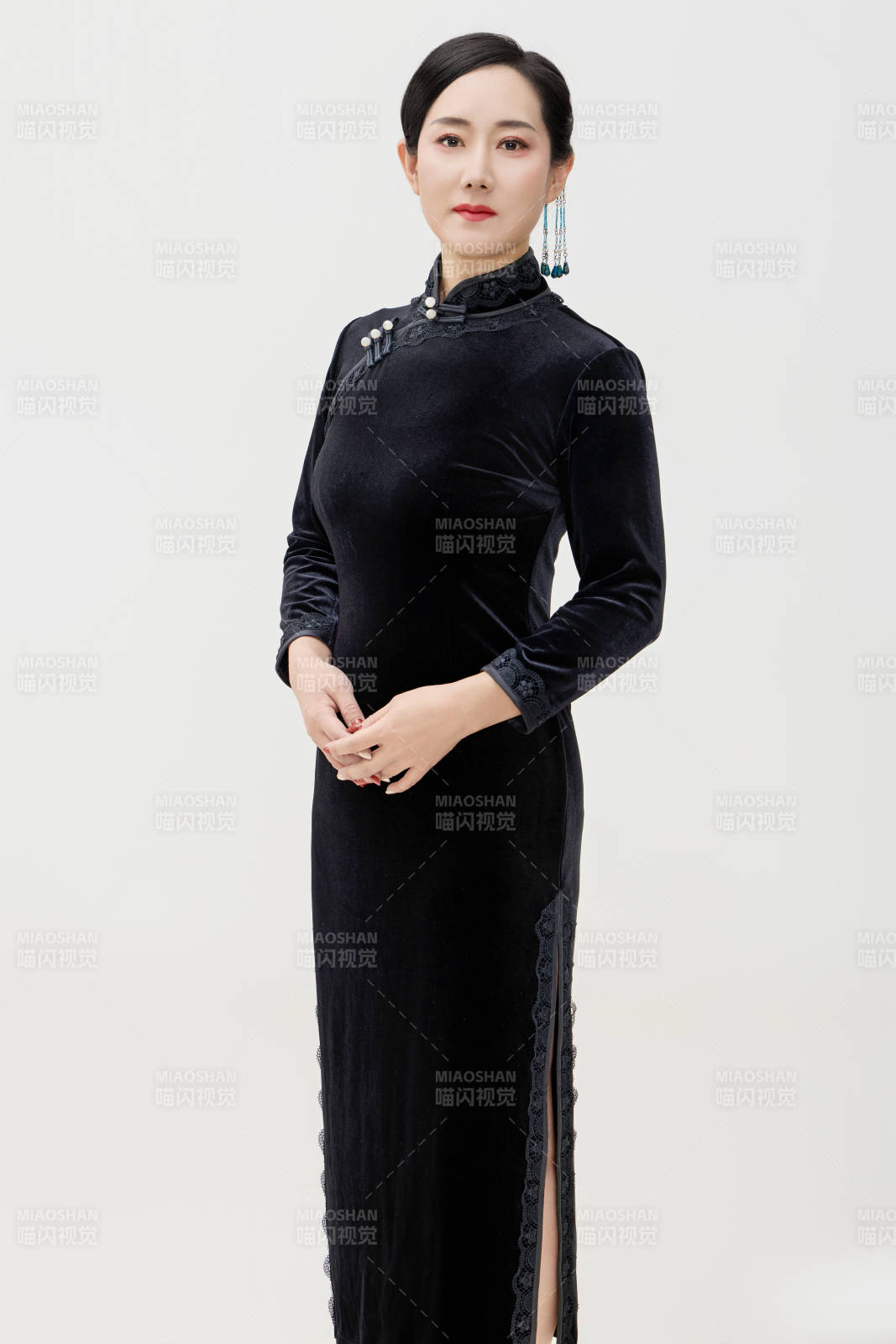 穿着中式旗袍的亚洲成年女性