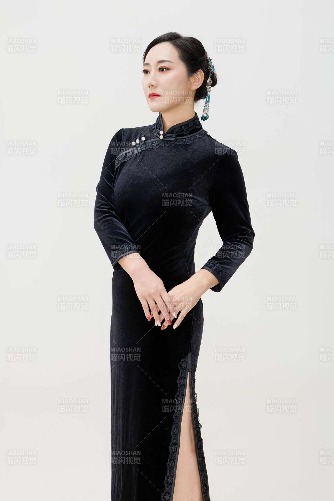 穿着中式旗袍的亚洲成年女性