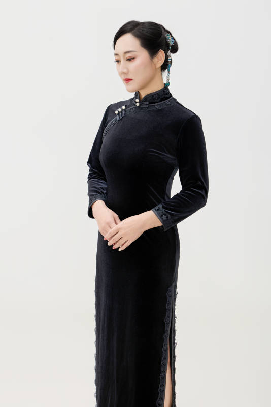 穿着中式旗袍的亚洲成年女性