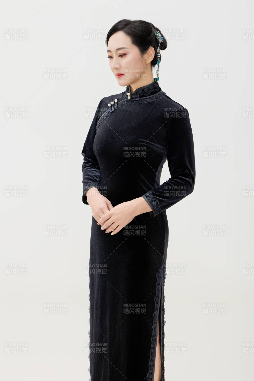 穿着中式旗袍的亚洲成年女性