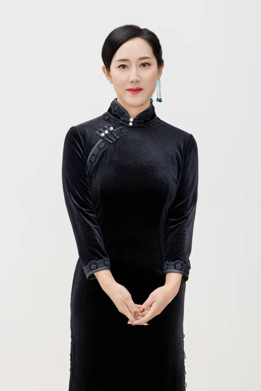 穿着中式旗袍的亚洲成年女性