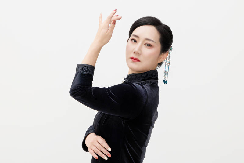 穿着中式旗袍的亚洲成年女性