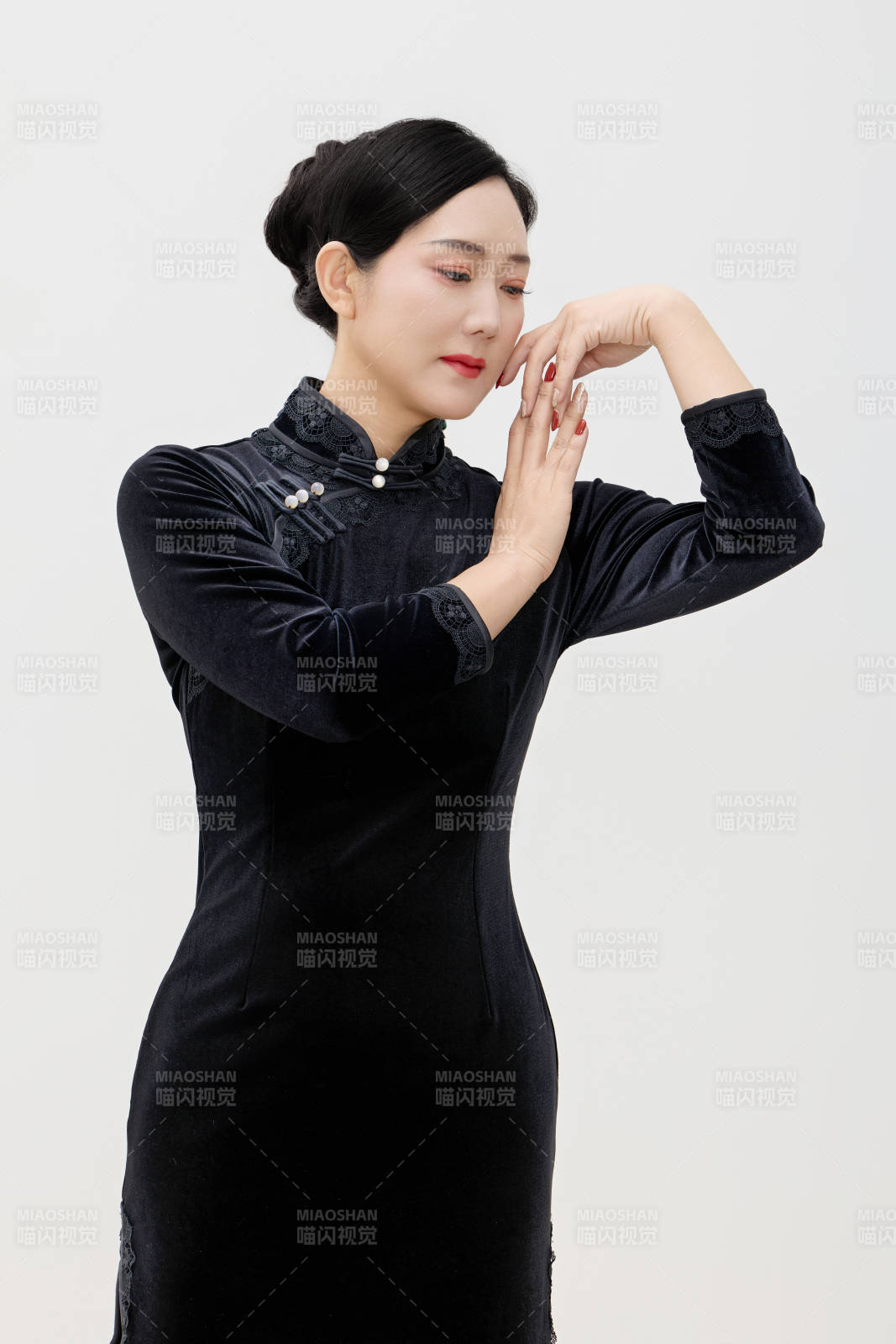 穿着中式旗袍的亚洲成年女性