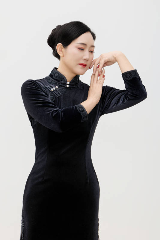 穿着中式旗袍的亚洲成年女性