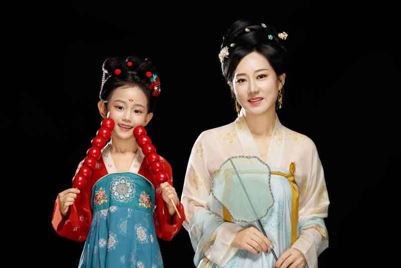 黑色背景下汉服装扮的中国母女亲子人像