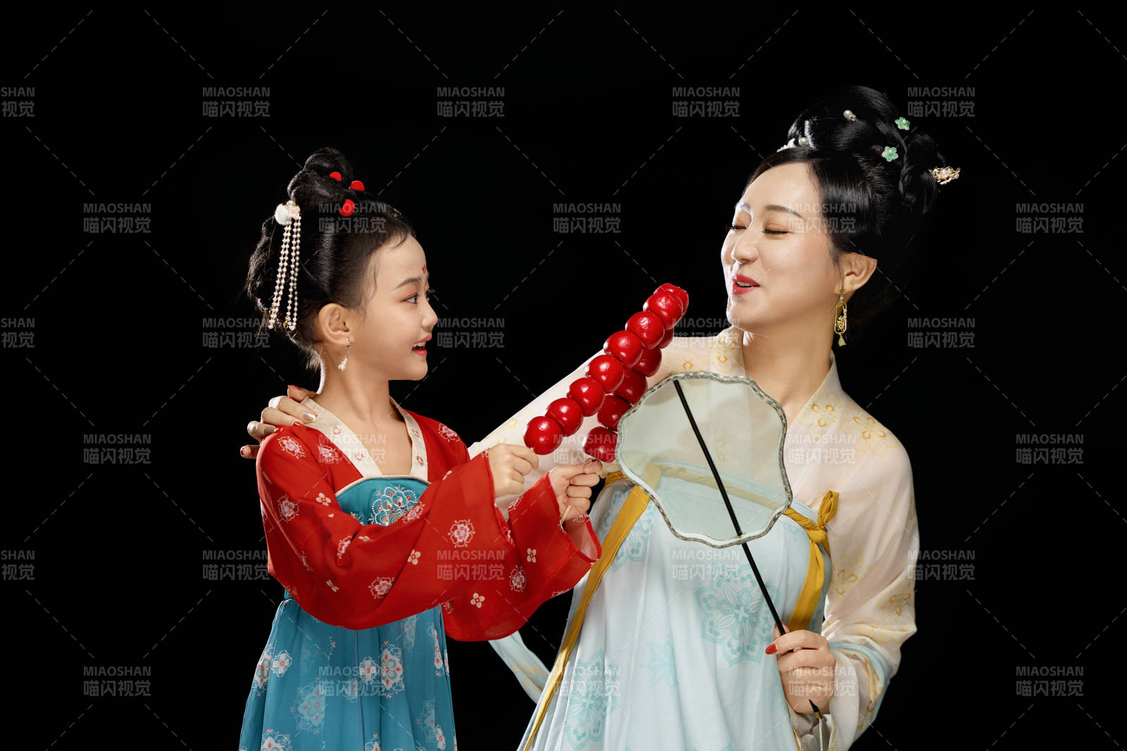 黑色背景下漢服裝扮的中國母女親子人像