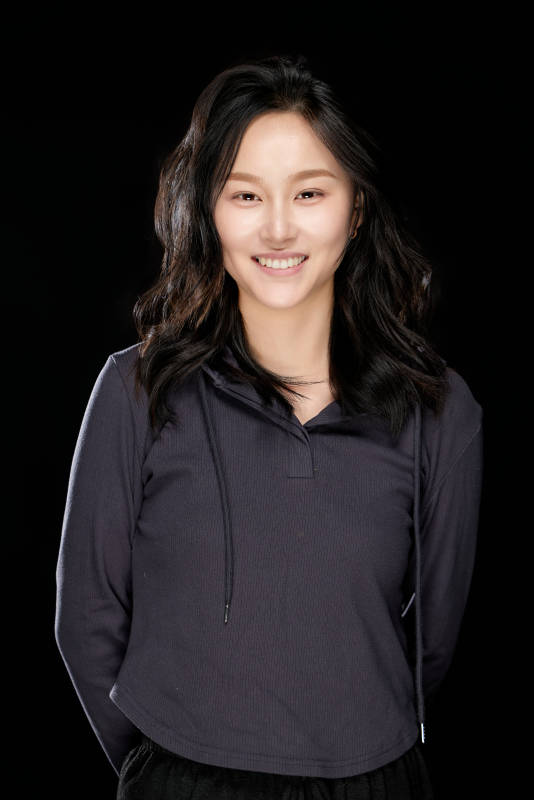 黑色背景下的亚洲美丽年轻女性形象