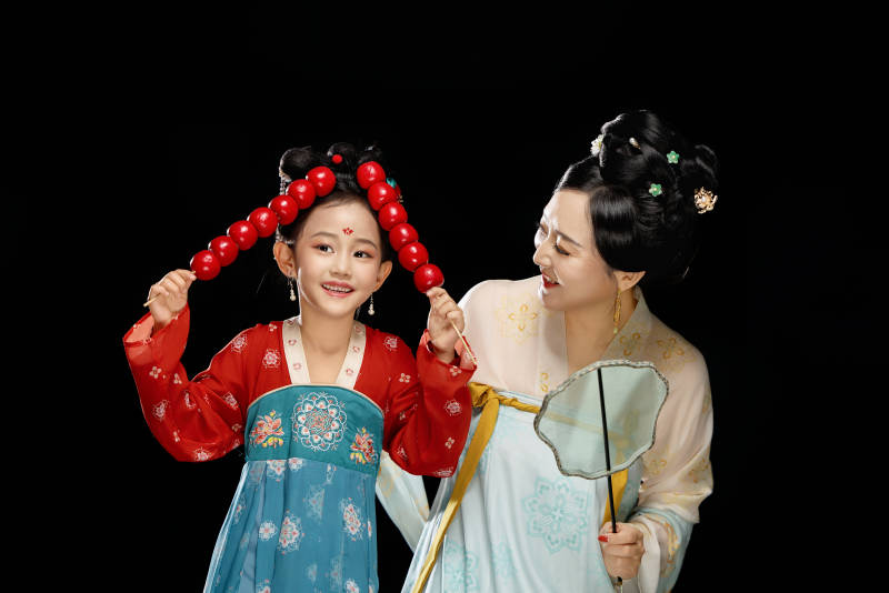 黑色背景下汉服装扮的中国母女亲子人像