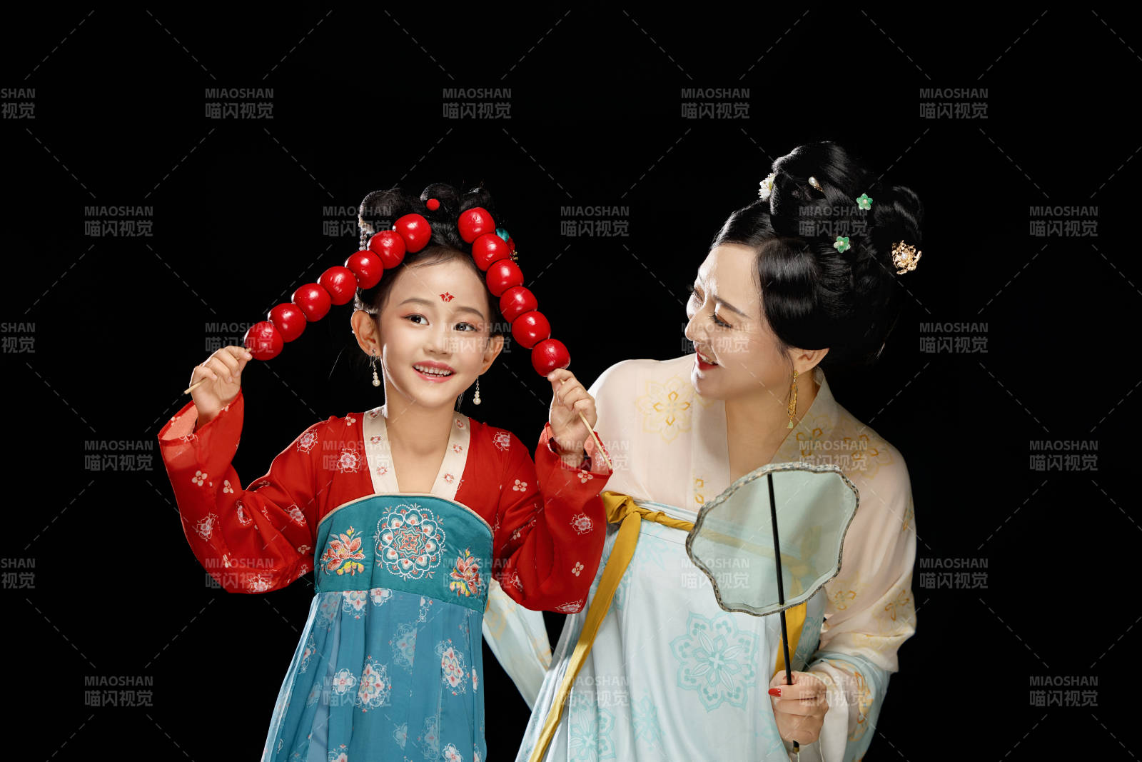 黑色背景下汉服装扮的中国母女亲子人像