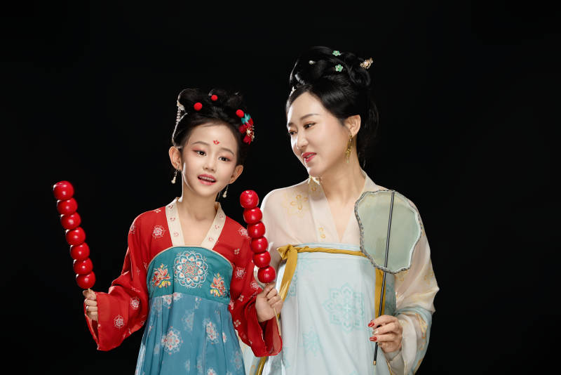 黑色背景下汉服装扮的中国母女亲子人像