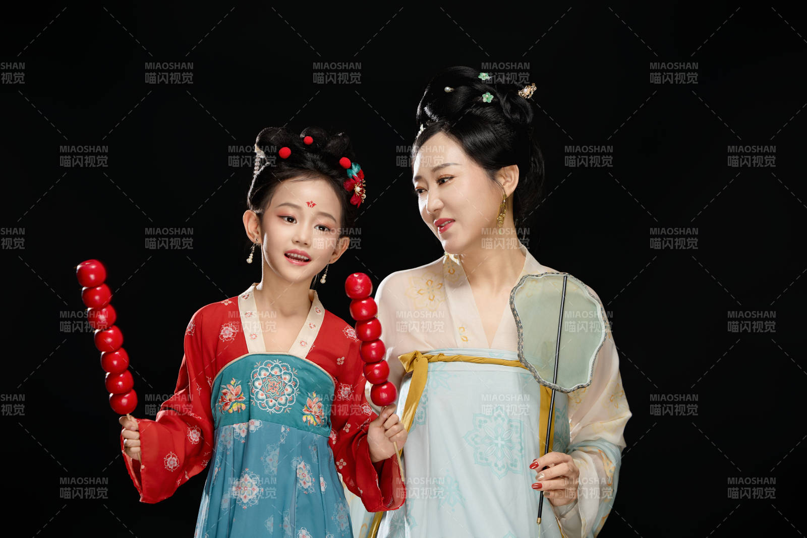 黑色背景下汉服装扮的中国母女亲子人像