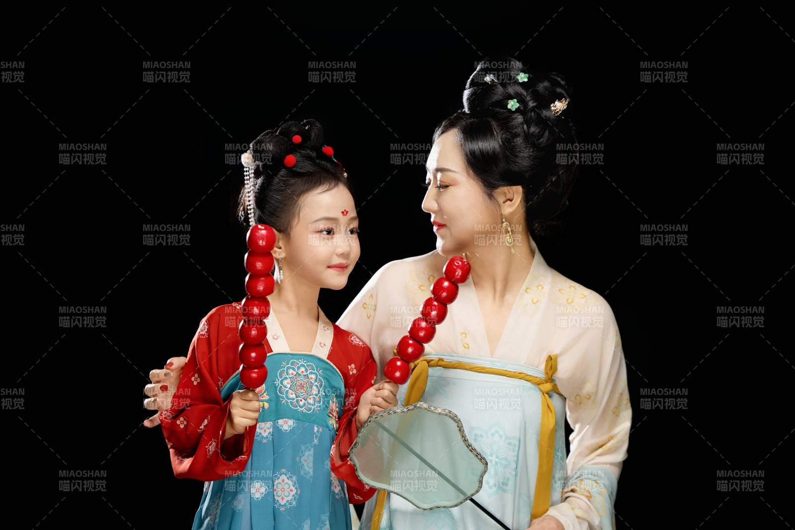 黑色背景下漢服裝扮的中國母女親子人像