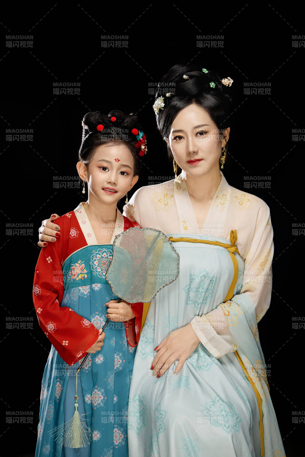 黑色背景下漢服裝扮的中國母女親子人像