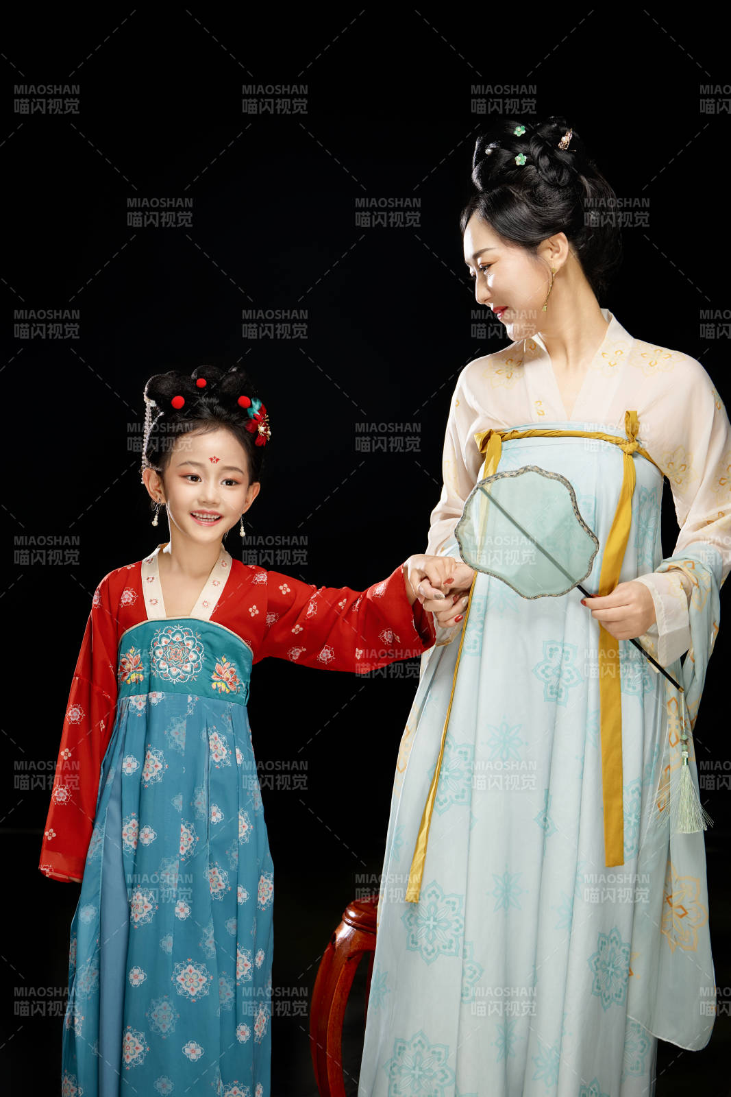 黑色背景下漢服裝扮的中國母女親子人像