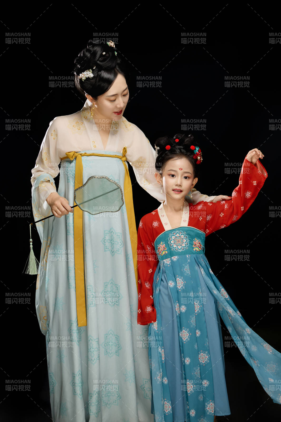 黑色背景下漢服裝扮的中國母女親子人像