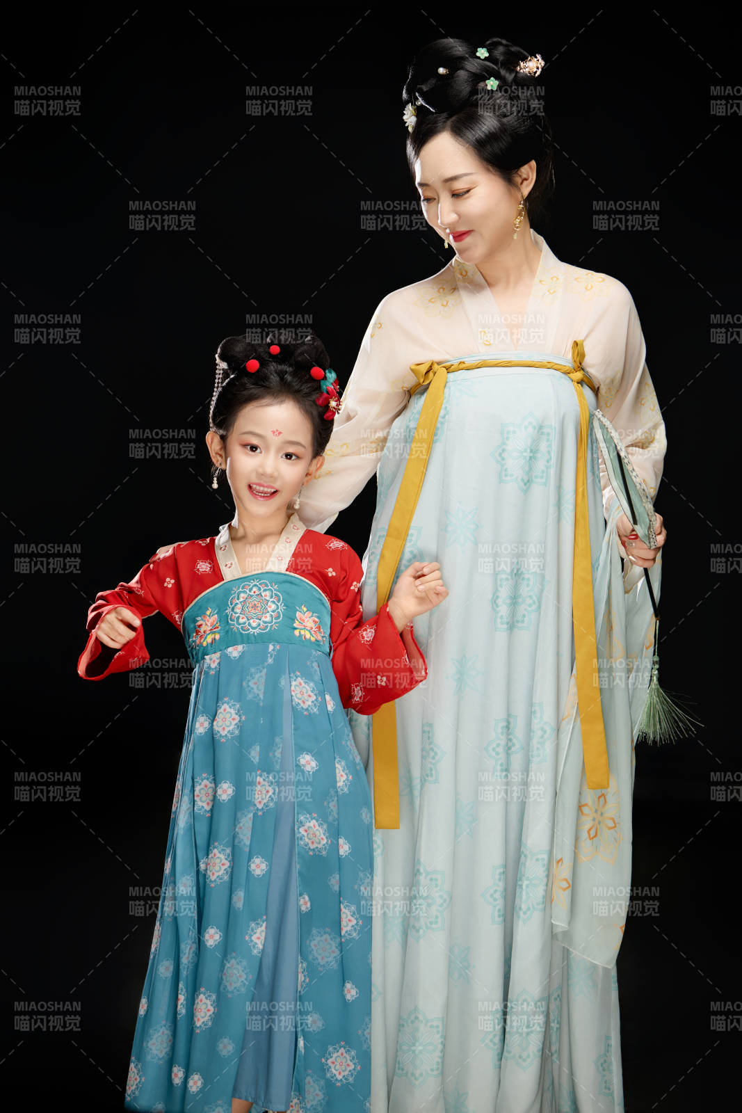 黑色背景下漢服裝扮的中國母女親子人像