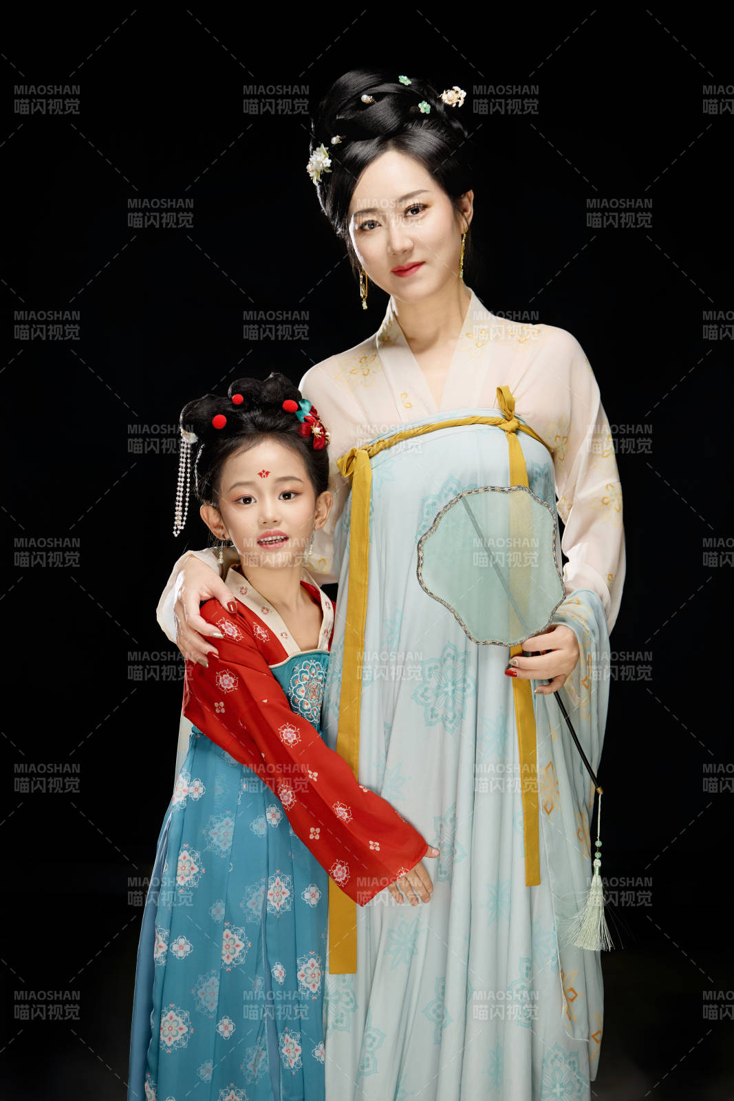 黑色背景下漢服裝扮的中國母女親子人像