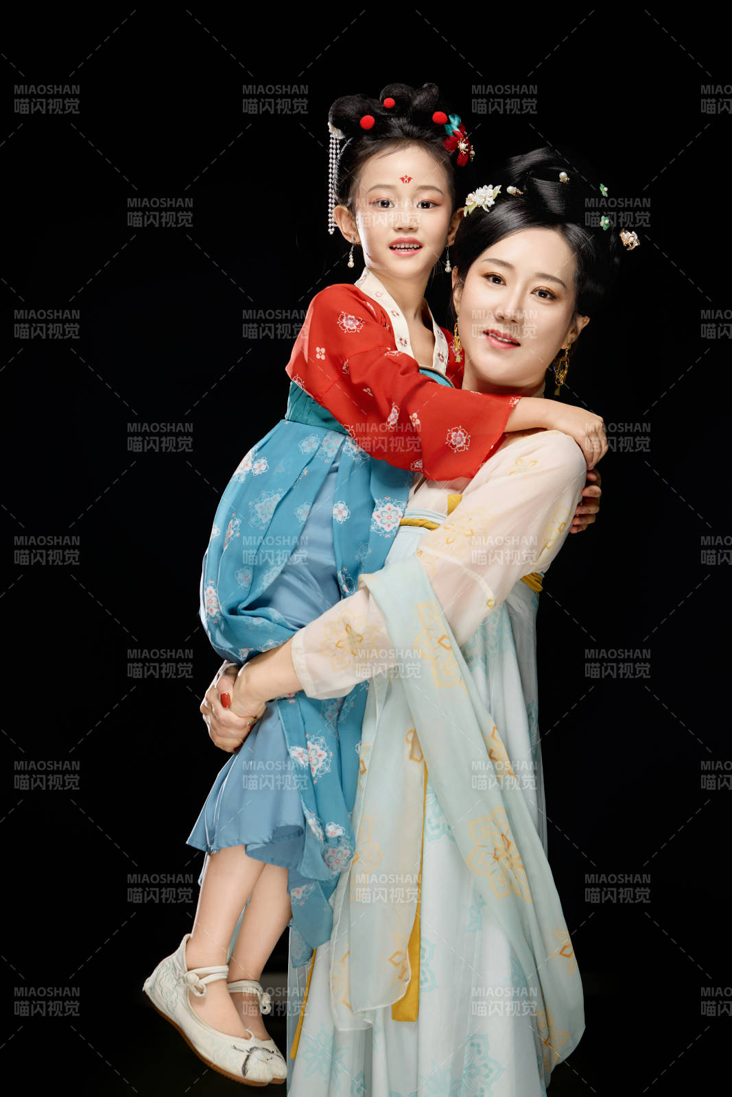 黑色背景下漢服裝扮的中國母女親子人像