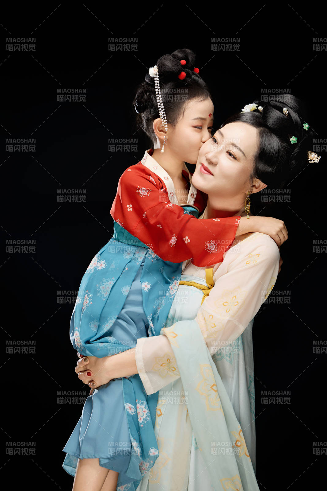 黑色背景下漢服裝扮的中國母女親子人像