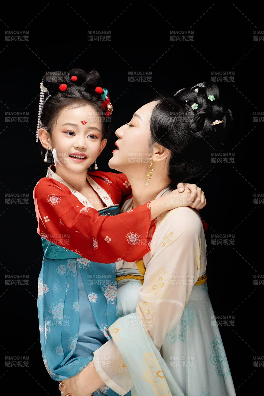 黑色背景下漢服裝扮的中國母女親子人像