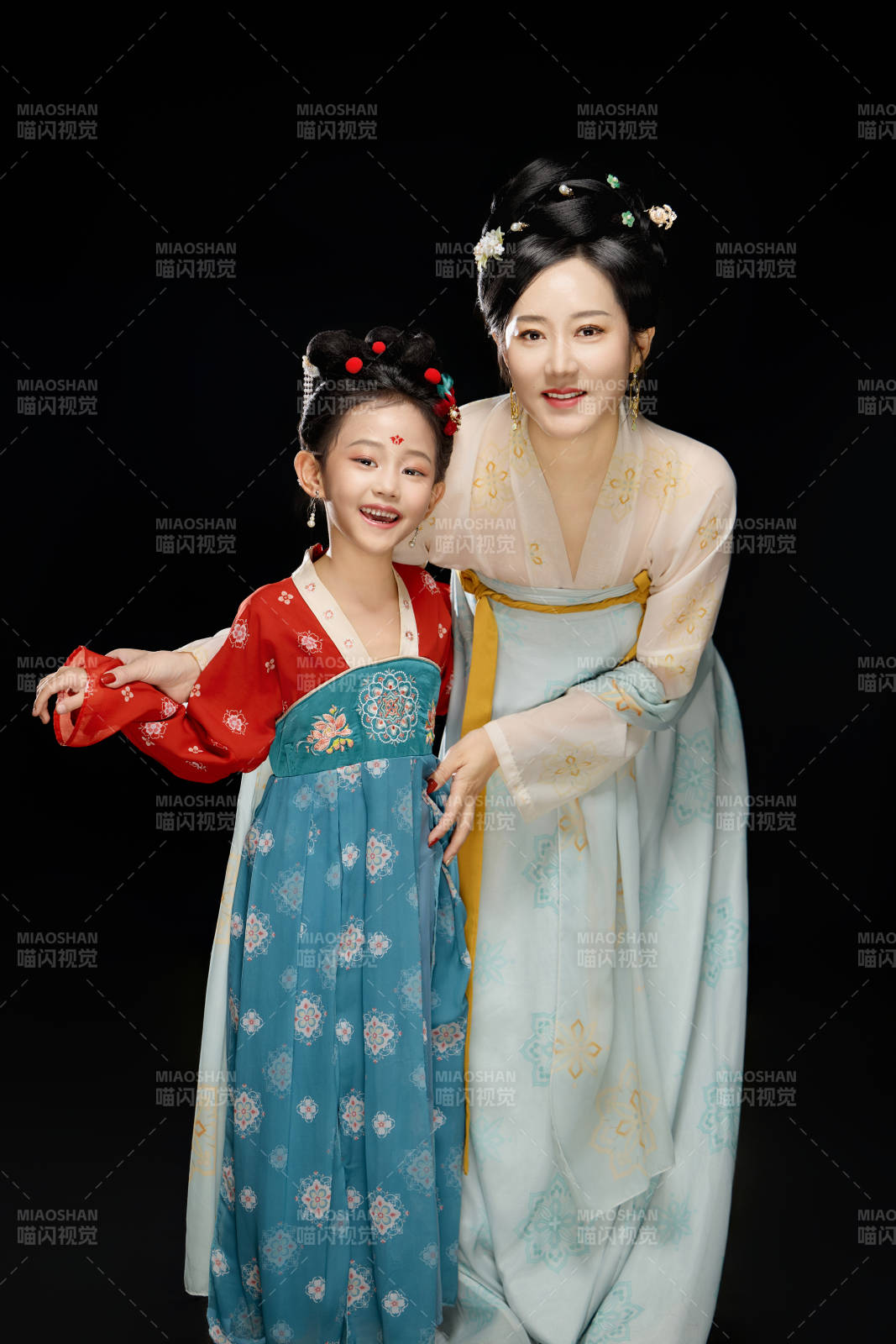 黑色背景下漢服裝扮的中國母女親子人像