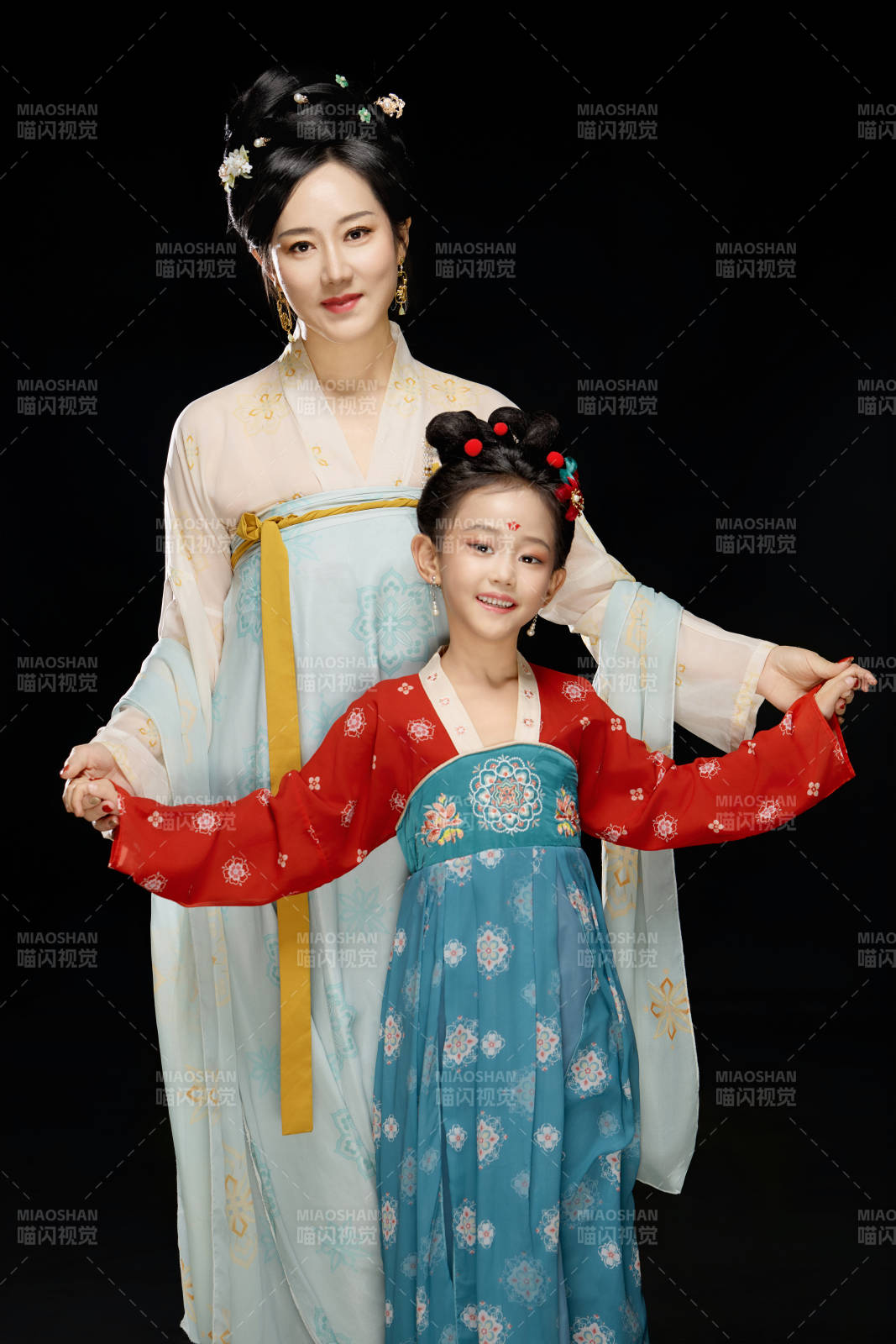 黑色背景下漢服裝扮的中國母女親子人像