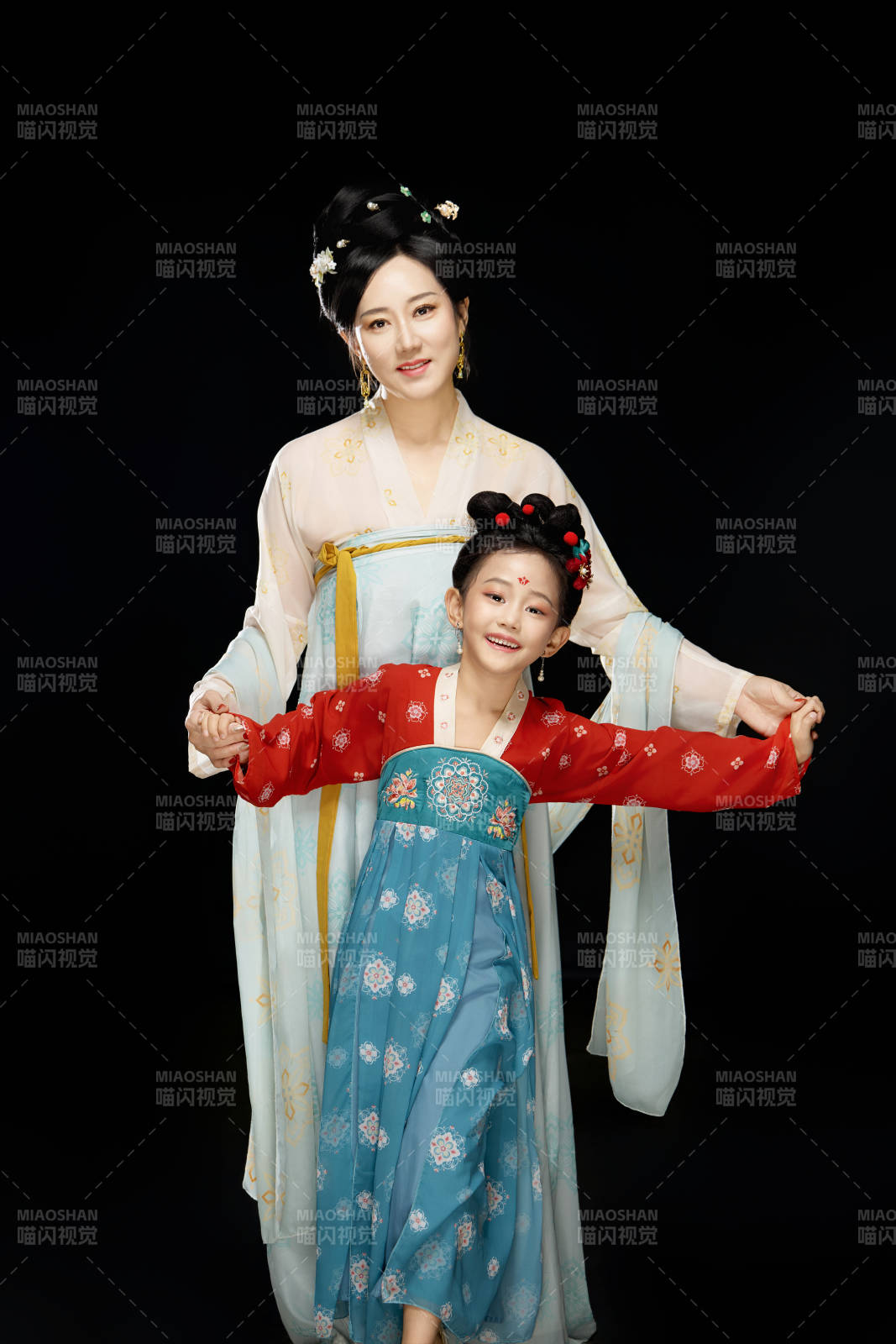 黑色背景下漢服裝扮的中國母女親子人像