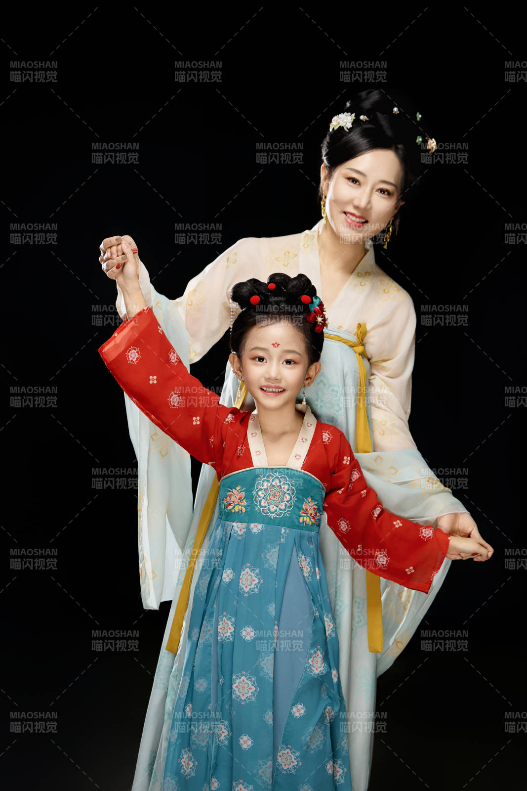 黑色背景下漢服裝扮的中國母女親子人像