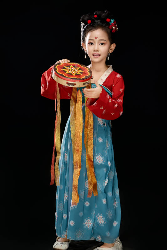 黑色背景下汉服装扮的中国女童