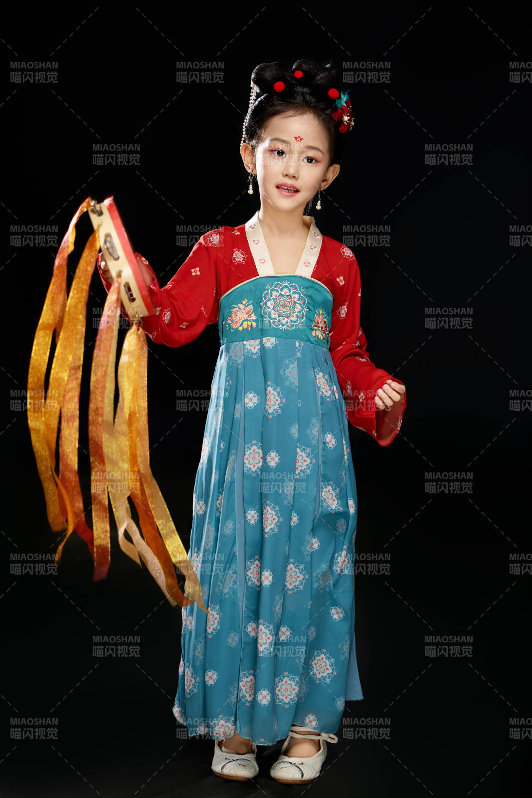 黑色背景下汉服装扮的中国女童