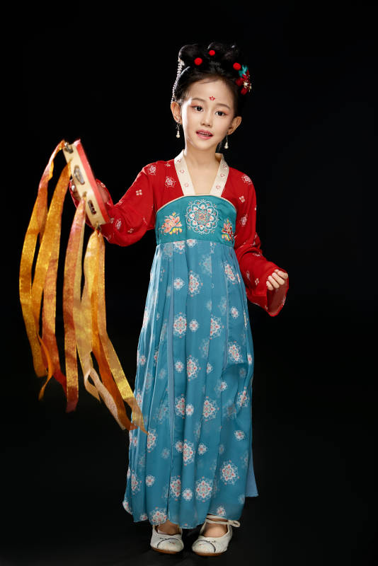 黑色背景下汉服装扮的中国女童