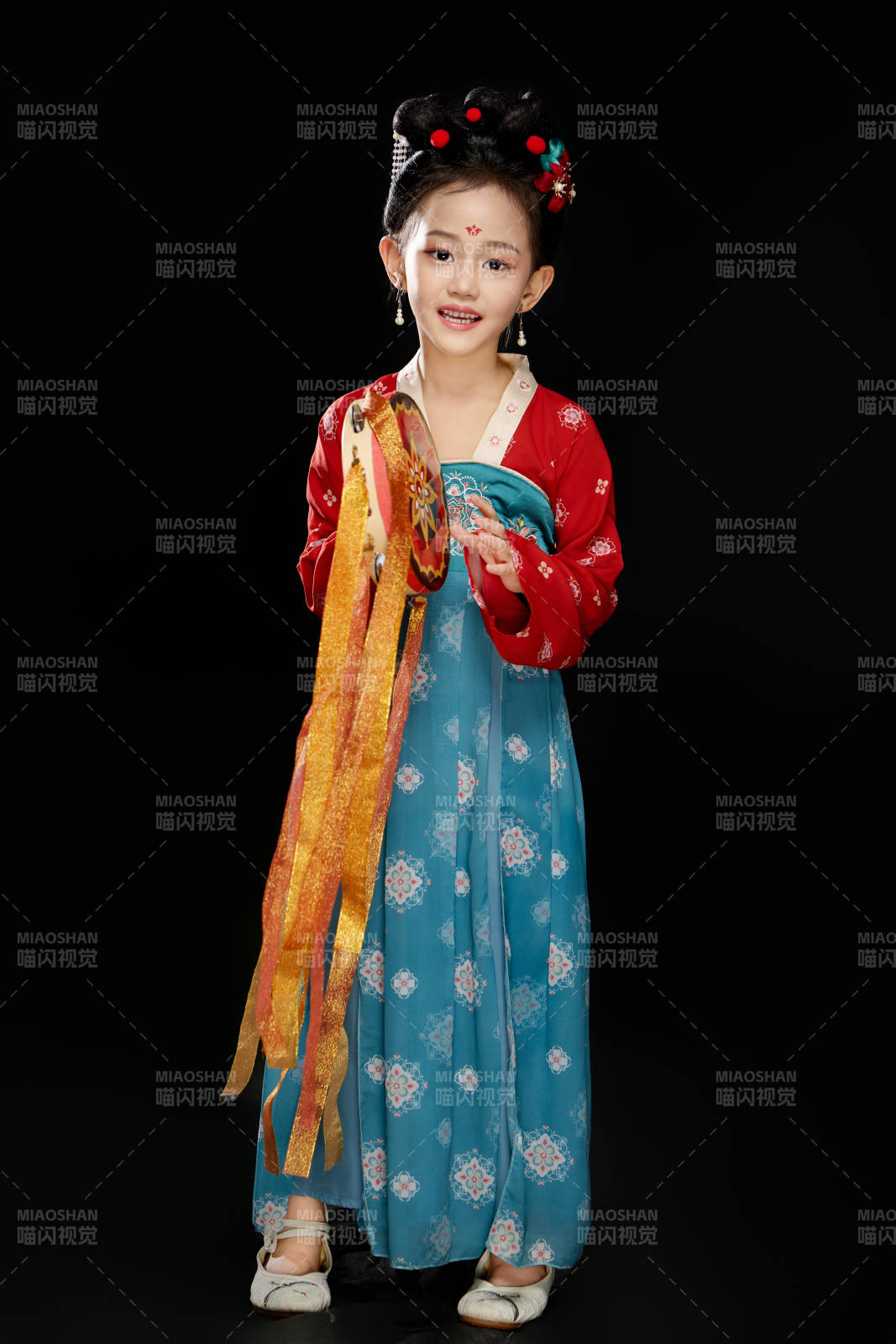 黑色背景下漢服裝扮的中國女童