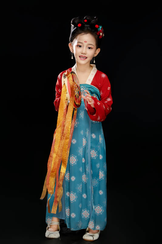 黑色背景下汉服装扮的中国女童