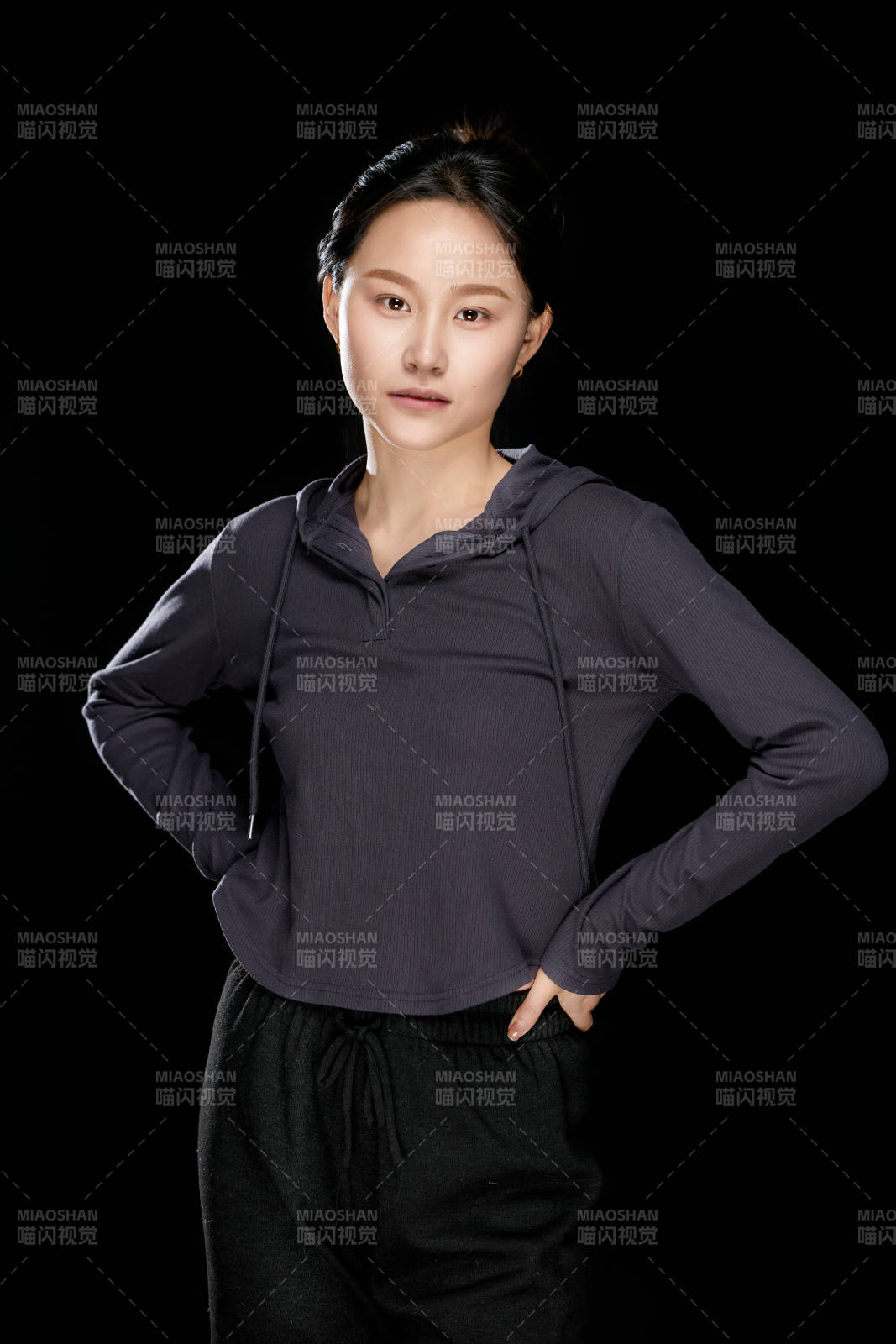 黑色背景下的亞洲美麗年輕女性形象