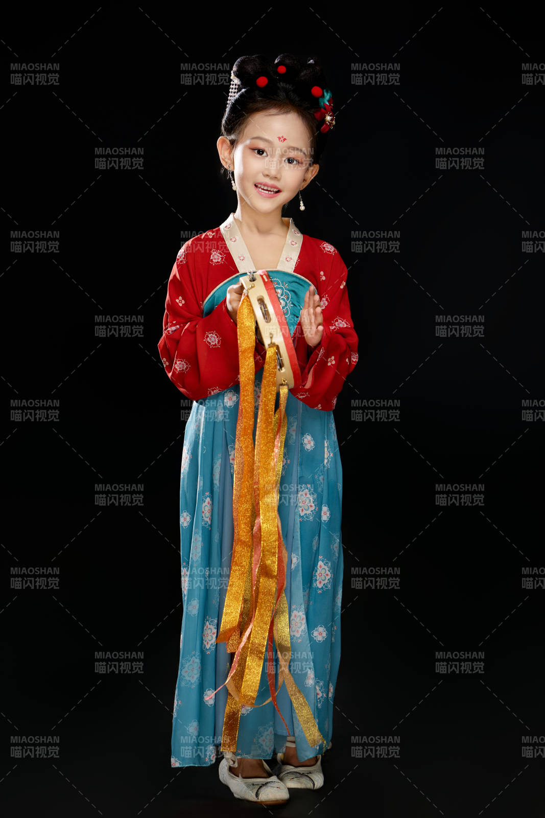 黑色背景下漢服裝扮的中國女童