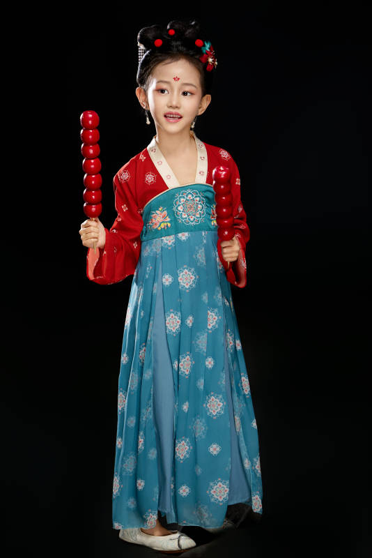 黑色背景下汉服装扮的中国女童