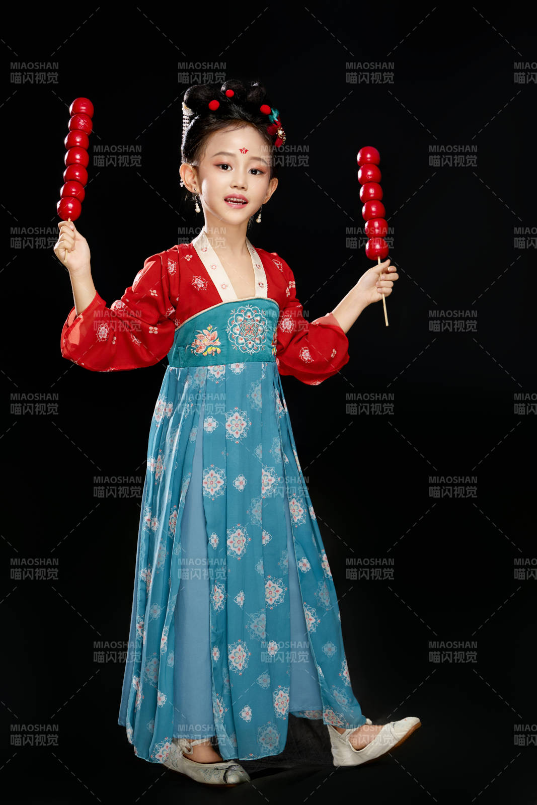 黑色背景下汉服装扮的中国女童