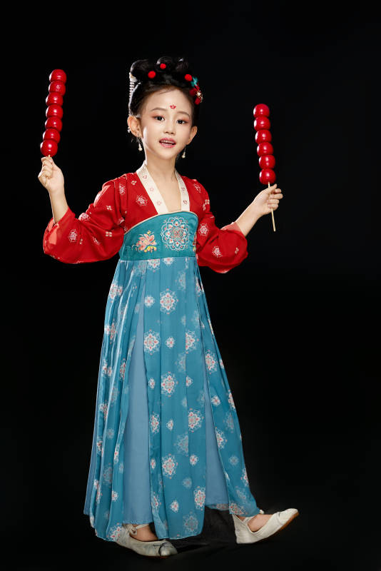 黑色背景下汉服装扮的中国女童