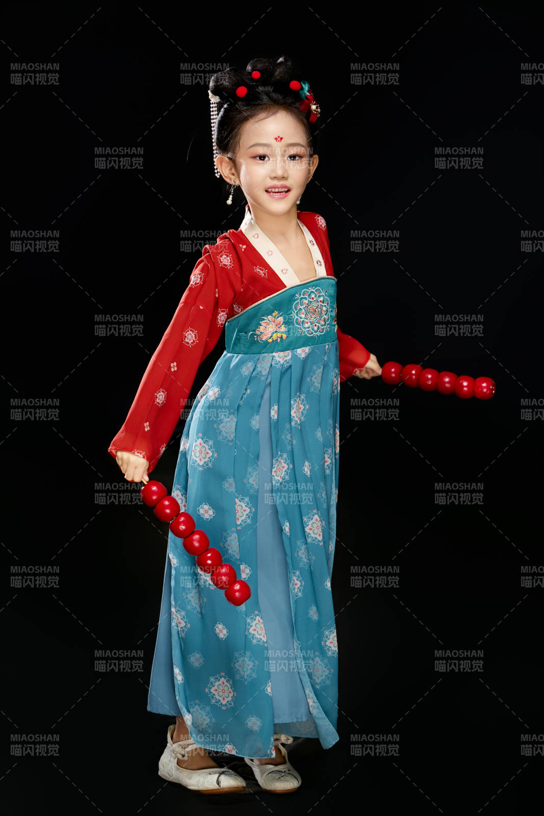 黑色背景下汉服装扮的中国女童