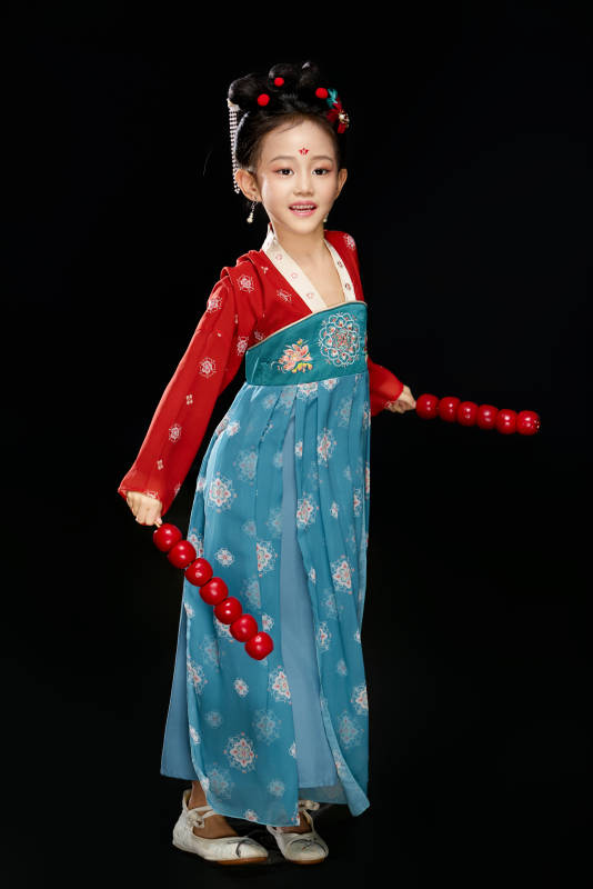 黑色背景下汉服装扮的中国女童