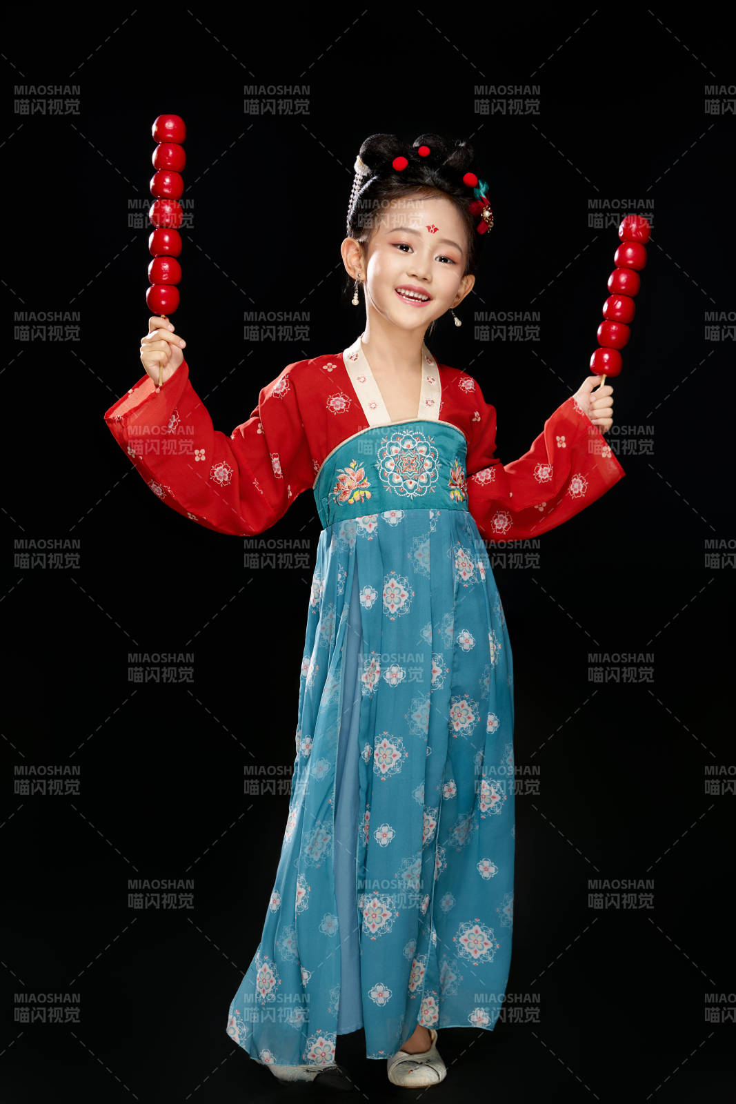 黑色背景下汉服装扮的中国女童