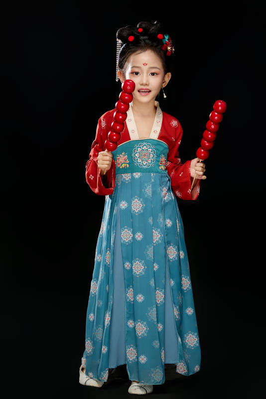 黑色背景下汉服装扮的中国女童